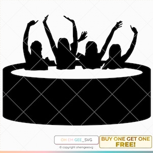 Könnte beinhalten: Schwarze Silhouette von vier Personen in einem Whirlpool mit erhobenen Armen. Der Whirlpool ist rund mit einem geometrischen Muster. Text unten: "OH EM GEE_SVG" und "KAUFE EINS, ERHALTE EINS GRATIS!"