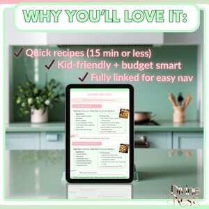 K&ouml;nnte beinhalten: Ein digitales Tablet mit Abendessen-Rezepten und dem Text "Why You'll Love It: Quick recipes (15 min or less), Kid-friendly + budget smart, Fully linked for easy nav." Das Tablet steht in einer K&uuml;che auf einem St&auml;nder.