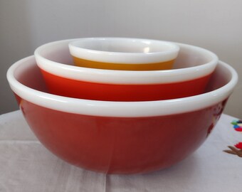 Vintage Pyrex set of three mixing bowls