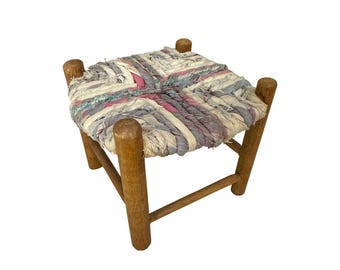 Taburete pequeño de madera de 12,7 cm (5 pulgadas), estilo cottagecore, con asiento tejido de trapo y decoración rústica.