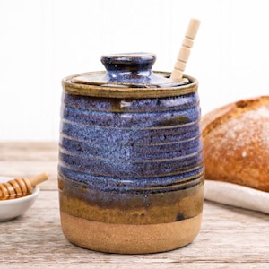 Handgjuten honungsburk i stengods: brun och djupblå glasyr, 473 ml