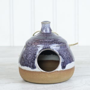Casa de cerámica para pájaros cantores, morada/gris y crema, gres, arte para jardín al aire libre, colgante, decoración de jardín, regalo hecho a mano