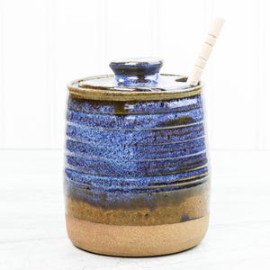 Tarro de miel de cerámica hecha a mano: Esmalte marrón y azul intenso, 16 oz