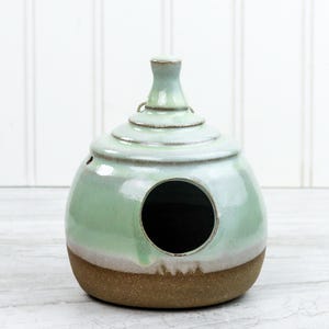 Casa para pájaros de cerámica hecha a mano, gres verde primavera, decorativa