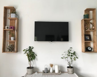 Column wall shelf in recycled pallet wood