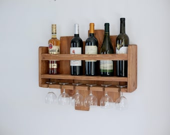 Wall-mounted bottle rack in recycled pallet wood