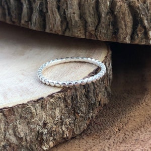 Hammered Beaded Silver Stacking Ring / 925 Silver Stack Ring / Dainty Silver Band / Thin Bead Band / Simple Handmade Band