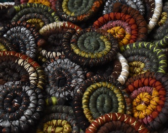 Cravates Dreadlocks Bendy - Collection Nature. Liens rembourrés en spirale Dread, pliables, dans des tons ocre, fabriqués avec des textiles recyclés