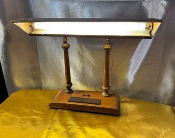 Lámpara de escritorio de banquero estilo Art Déco de la década de 1930, época de la Gran Depresión.