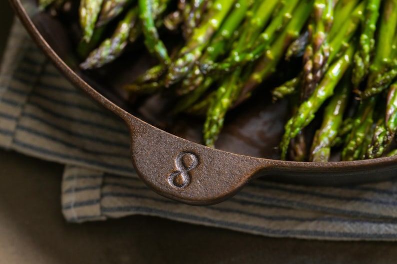 No. 8 Cast Iron Skillet - Thumbnail 3