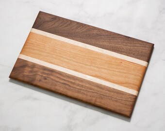 72E2AD5C-24AB-4768-8C7A-  Handcrafted, Distressed Multi Material Wooden Striped Cutting Board
New display picture 1