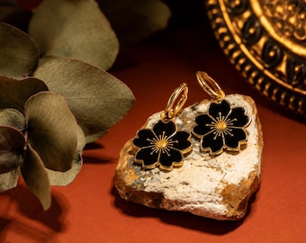 Ohrhänger Schwarz Gold Blume, Edelstahl Schmuck, Emaille Anhänger, Geschenk für Freundin, Creolen Schmuck, Schmuck in Gold, Geburtstag