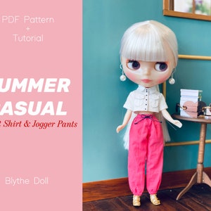 May include: A Blythe doll wearing a white crop top with a pocket and pink jogger pants. The doll has white hair and is accessorized with pearl earrings. The image includes text that reads "Summer Casual Pocket Shirt & Jogger Pants."