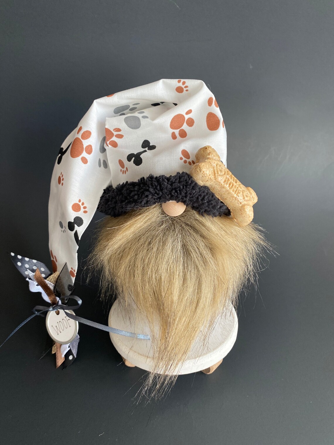 Dog Mom Gnome – 7" Tall Cute Figurine With Gray Body, Pink Hat & Feet, Paw Print Design, Home Decor