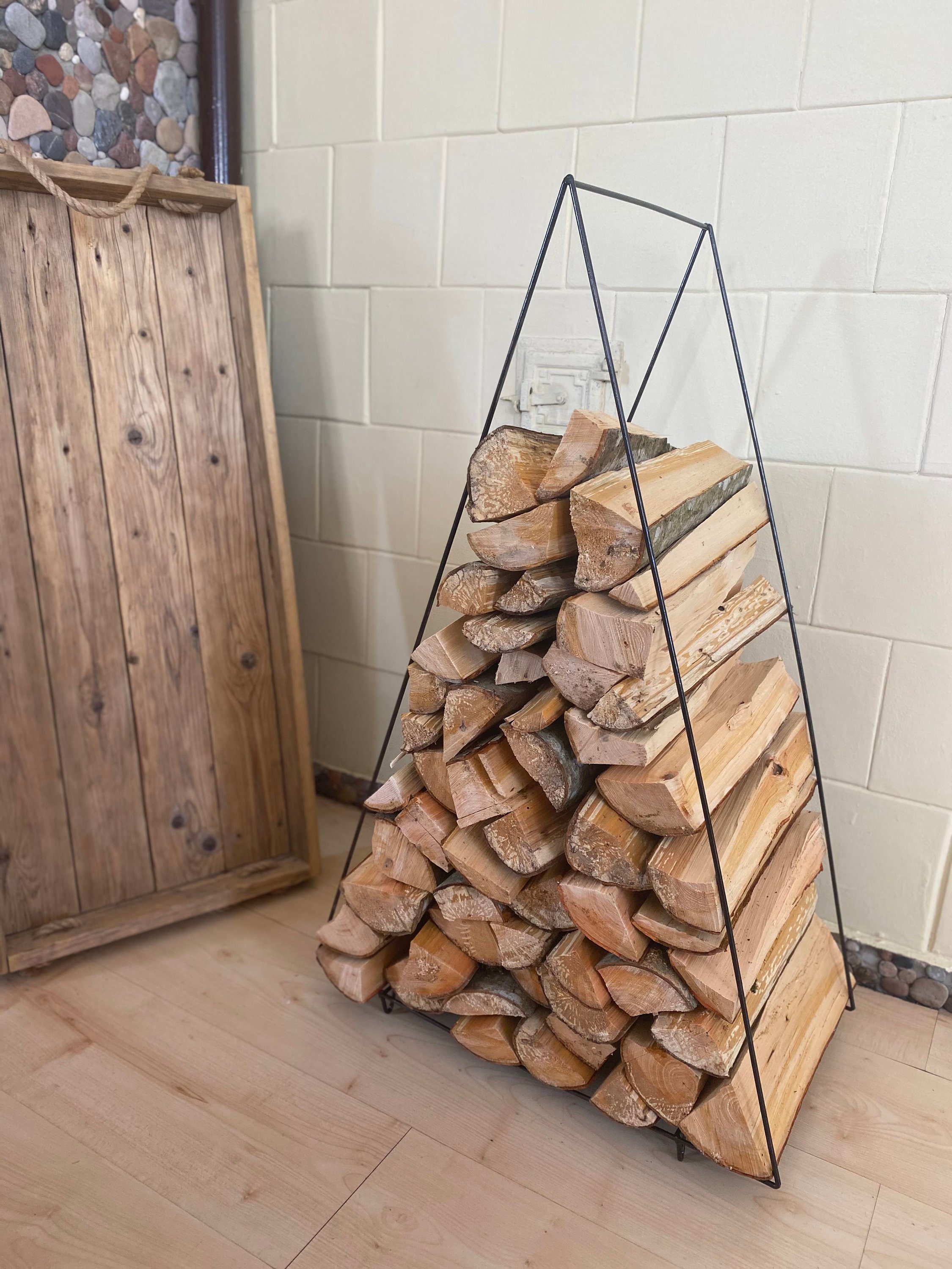 tall triangle log firewood holder stockage à la main