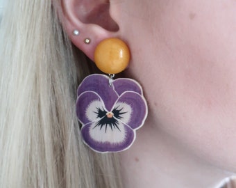 Pendientes de madera de pensamiento, pendientes de pensamiento morado, pendientes de flores, pendientes florales, pendientes de primavera, pendientes de flores de primavera, pendientes de verano