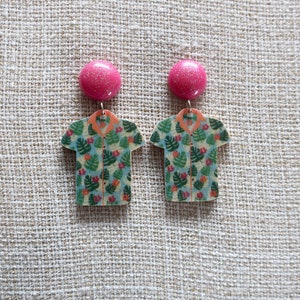 Hawaiian shirt earrings, Hawaiian blouse earrings, flower shirt earrings, Polynesian shirt earrings, summer earrings, tiki, wood earrings