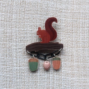 Squirrel wood pin, squirrel brooch, wooden autumn pin, autumn brooch, fall pin, fall brooch, woodland creature pin, wooden retro pin