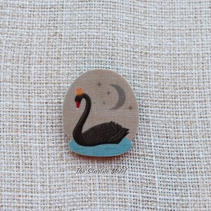 Black swan wood pin, black swan brooch, swan pin, black swan brooch, swan king pin, wooden bird pin, animal pin, fairytale themed jewellery