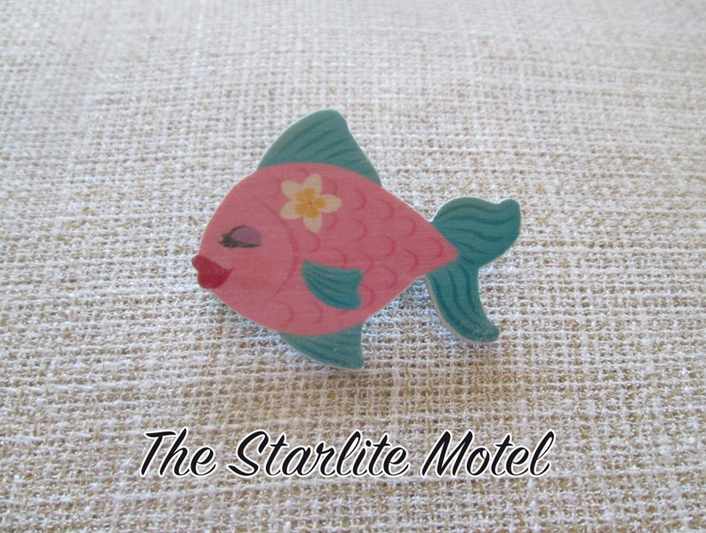 Cute fish brooch, wood brooch, wooden brooch, vintage style brooch, retro brooch, pin up brooch, midcentury inspired brooch, wood image 1