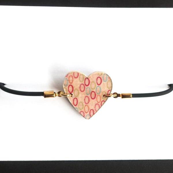Black rubber bracelet with patterned heart wood charm, heart bracelet, bracelet with charm, wood charm bracelet