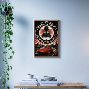 Può includere: Un poster rettangolare da parete raffigurante un'auto sportiva rossa su una strada tortuosa sotto il grafico di un cambio manuale. Il testo recita Manual Shift Preservation Society, Drive It, Don't Lose It e Est. 2024, su uno sfondo a raggi di sole.