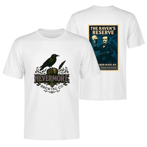 Op de afbeelding: Wit T-shirt met een afbeelding aan de voorkant van een zwarte raaf boven een vat en de tekst "NEVERMORE BREWING CO." in paars en groen. De achterkant van het shirt toont een afbeelding van een man die een biertje vasthoudt met de tekst "THE RAVEN'S RESERVE AGED BLACK ALE".
