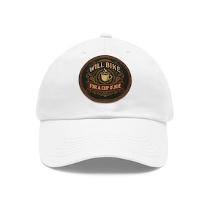 Può includere: Cappellino da baseball bianco con toppa marrone e oro. La toppa presenta la scritta "WILL BIKE" sopra una tazza di caffè e "FOR A CUP O' JOE" sotto. Il cappellino ha una visiera curva.