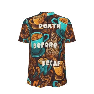 Puede incluir: Camiseta de manga corta con un diseño temático de café. La camiseta presenta un patrón repetido de tazas de café en tonos amarillos y verde azulado, con las palabras "DEATH BEFORE DECAF" en blanco. El fondo es una mezcla de marrón y verde azulado.