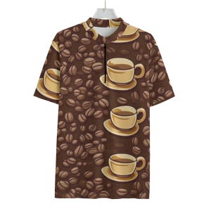 Può includere: Camicia a maniche corte a tema caffè. La camicia presenta uno sfondo marrone con chicchi di caffè e tazze di caffè. La camicia ha una cerniera sul colletto.