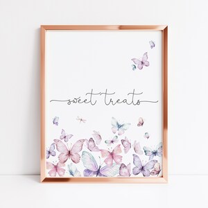 Puede incluir: Una impresi&oacute;n de arte imprimible con el texto "sweet treats" en una fuente cursiva. El fondo es blanco con un grupo de mariposas de acuarela en tonos de rosa, morado y azul.