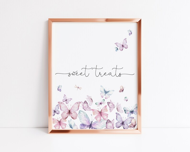 Puede incluir: Una impresi&oacute;n de arte imprimible con el texto "sweet treats" en una fuente cursiva. El fondo es blanco con un grupo de mariposas de acuarela en tonos de rosa, morado y azul.