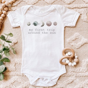 Onesie® da primeira viagem ao redor do sol, primeiro aniversário dos planetas, roupa de primeiro aniversário do espaço sideral, camisa Smash Cake, body de manga curta para bebê