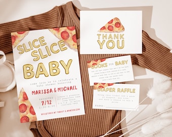 Może przedstawiać: Zestaw drukowanych zaproszeń na baby shower z motywem pizzy. Zaproszenie przedstawia kawałek pizzy z pepperoni i czerwoną papryką. Tekst na zaproszeniu brzmi "Slice Slice Baby" i zawiera imiona Marissa & Michael, datę i godzinę imprezy oraz lokalizację. Zaproszenie zawiera również kartkę z podziękowaniem z kawałkiem pizzy i tekstem "Thank You". Są też dwie kartki do wypełnienia przez gości, jedna na książki, a druga na loterię pieluszek.