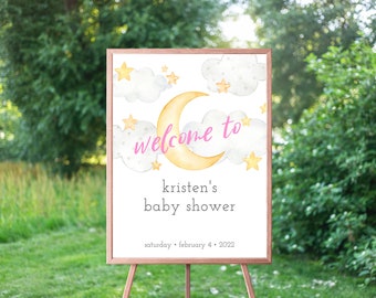 Może przedstawiać: Biały znak z akwarelową ilustracją żółtego półksiężyca i gwiazd na tle chmur. Tekst "welcome to kristen's baby shower" jest napisany różowym i czarnym kolorem. Data "saturday, february 4, 2022" jest napisana czarnym kolorem na dole znaku.