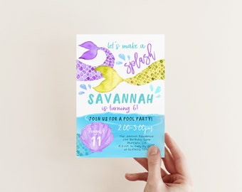Può includere: Un invito a una festa in piscina a tema sirene con un'illustrazione ad acquerello di due code di sirena. L'invito dice "Let's make a splash Savannah is turning 6! Join us for a pool party! August 11 2:00-5:00pm The Johnson Residence 234 Birthday Lane Murrieta, CA RSVP to Kelly by 8/8 at (23)456-7098"