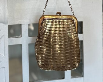 Vintage 1940s Whiting & Davis Co. Gold Tone Mesh Kiss Lock Handbag Purse Small