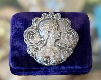 vintage Art nouveau revival repoussé femme plaqué argent nymphe cheveux flottants broche florale ou pendentif