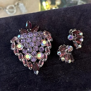 Vintage Midcentury signiertes WEISS Purple & AB Aurora Borealis Strass Brosche und Ohrclips Set