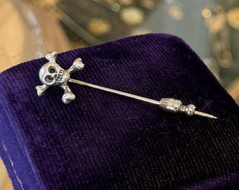 Vintage unsignierte ORB Sterling Silber Totenkopf & Crossbones Stick Pin Deadstock