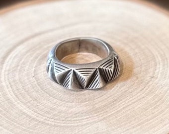 Vintage 925 Sterling Silver Geometric 3-Dimensional Pyramids Band Ring US Size 5 3/4