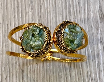 Vintage 1970s Gold-Toned Hinged Clamper Bangle with Jade Chip Cluster Detail