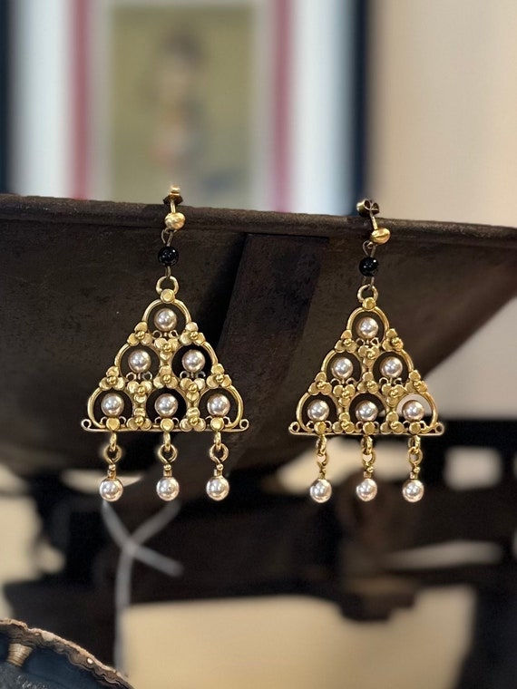 Metropolitan museum of art earrings deals