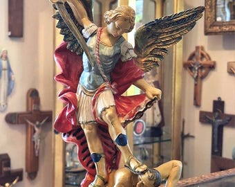 Estatua de San Miguel de la década de 1970, resina roja brillante / Italia Malsinter Gio / Alfredo Santini