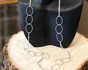 Collana a catena in sequenza a doppio filo con anelli ovali aperti strutturati in argento sterling contemporaneo 23,5 "