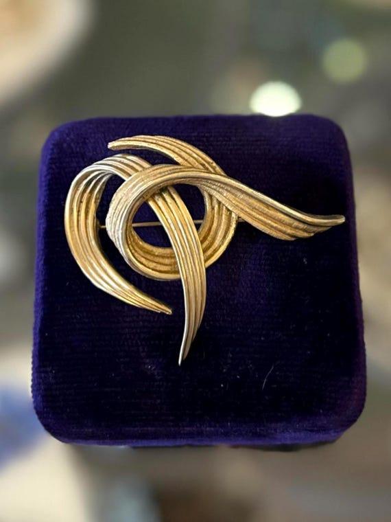 Vintage Signed & Numbered BOUCHER 8811P Gold Plated Matte Textured Swirl Brooch