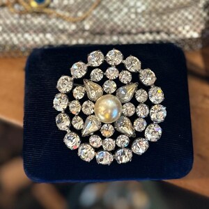 Stunning Vintage Art Deco Circa 1930s Round Brooch Faceted Rhinestones & Faux Pearl Center