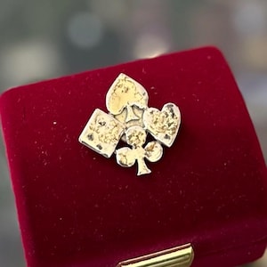 Vintage assinado Leonore Doskow feito à mão em prata esterlina ternos de cartão unissex broche clube, diamante, coração e espadas