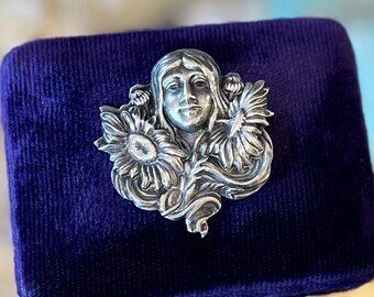 Broche vintage Art nouveau Revival en métal argenté repoussé femme nymphe tournesol floral