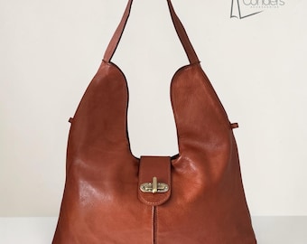 Torebka typu hobo z ultramiękkiej włoskiej skóry licowej z zapięciem w stylu vintage i dodatkowym paskiem.